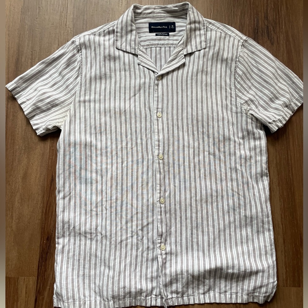 Comfortable short-sleeve button-up shirt in a soft linen-blend fabric. Size M